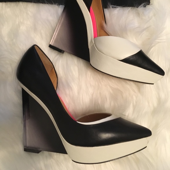 L.A.M.B. Shoes - L.A.M.B. Conner Wedge Pump Size 9